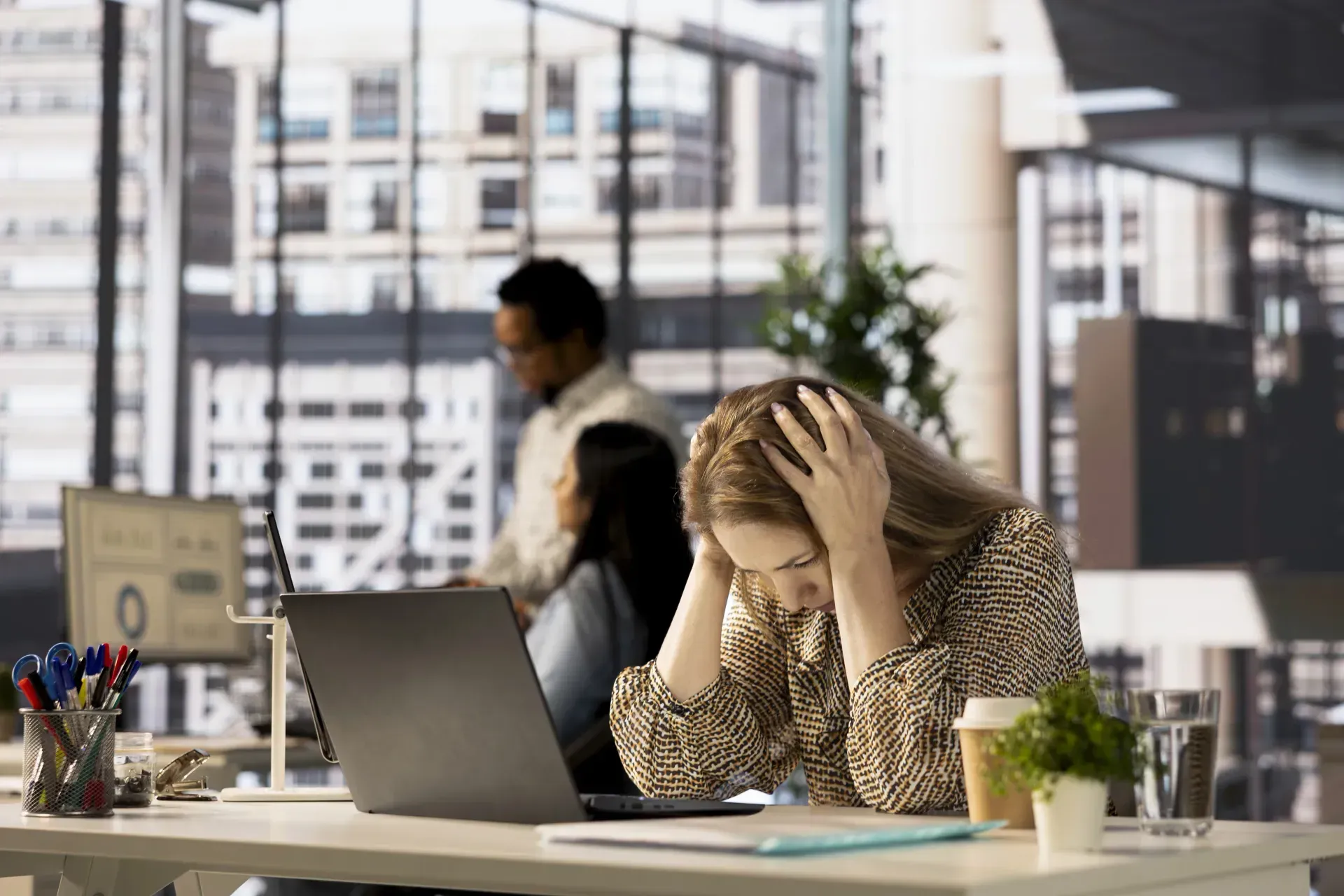 Den Kreislauf entschlüsseln: Wie Stress und Burnout einen erhöhten Substanzkonsum fördern